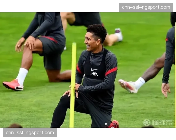 埃弗顿训练课重点演练:由守转攻的第一时间出球线路 埃弗顿训练课重点演练:由守转攻的第一时间出球线路