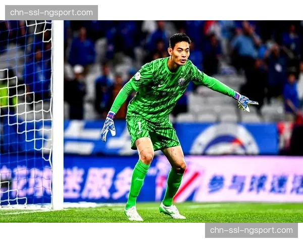 特写：南通支云门将薛庆浩扑救后受伤，被担架抬离场地