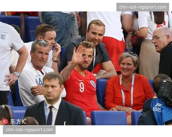 镜头捕捉：看台上摩纳哥小球迷为客队南特的精彩扑救鼓掌