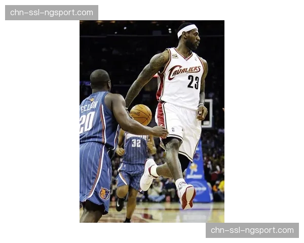 明尼苏达山猫续约考特尼·威廉姆斯和凯拉·麦克布赖德