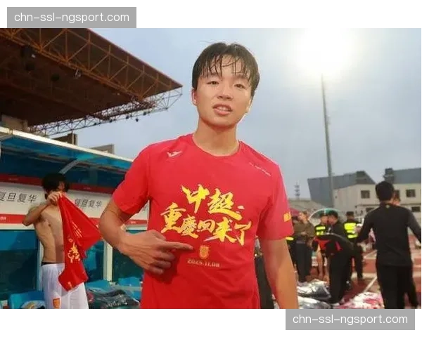 重庆铜梁龙中场李镇全腓骨骨折，预计休战2-3个月